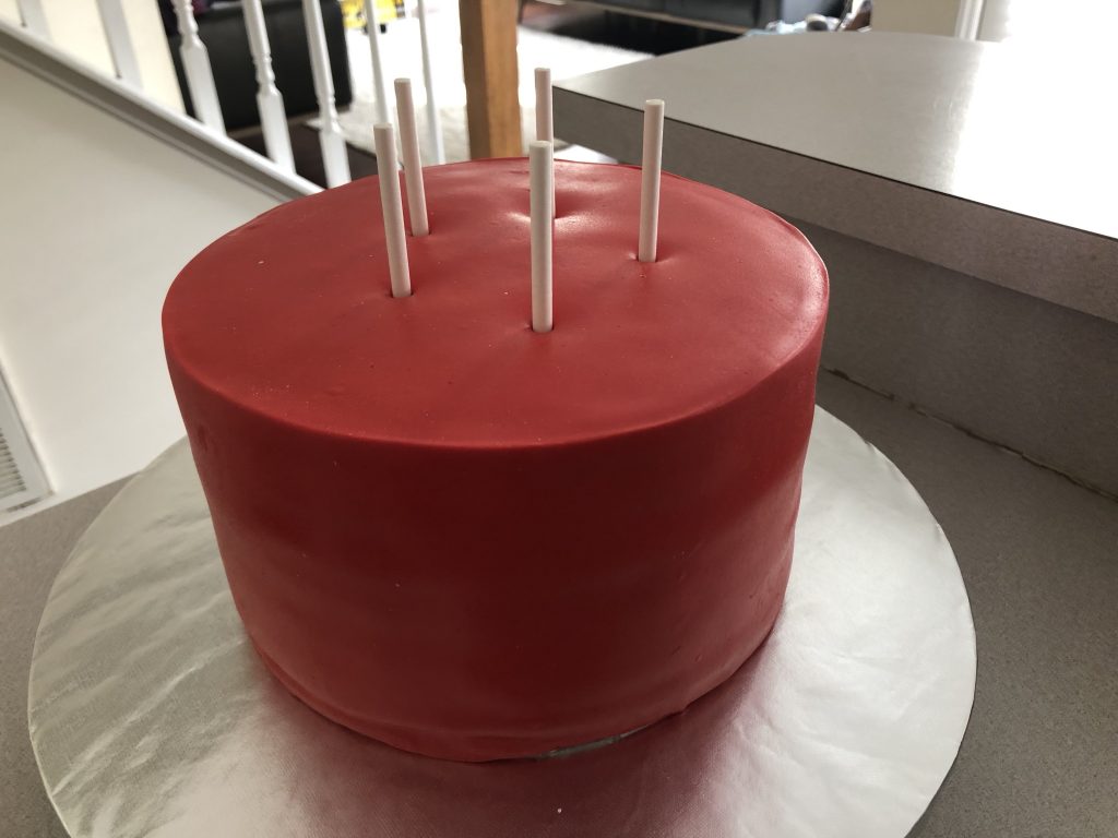 adding dowels to cakes 