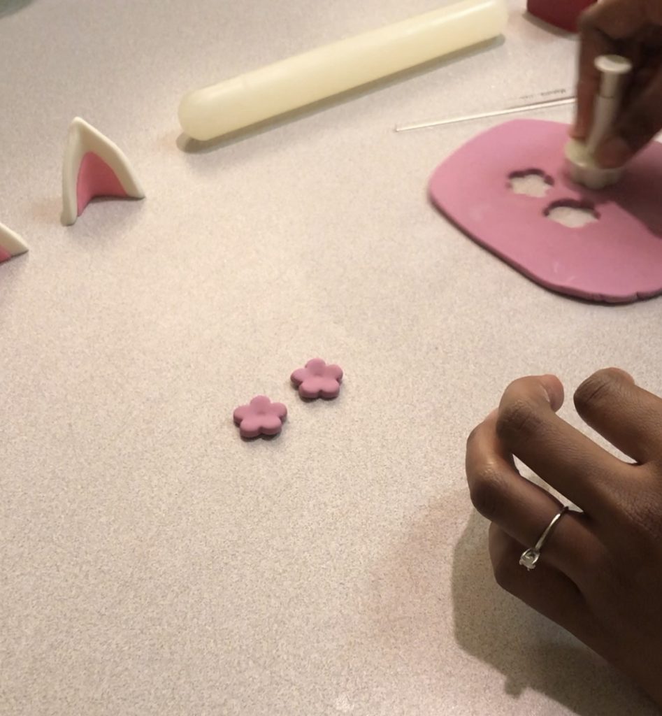 how to cut out fondant flowers.