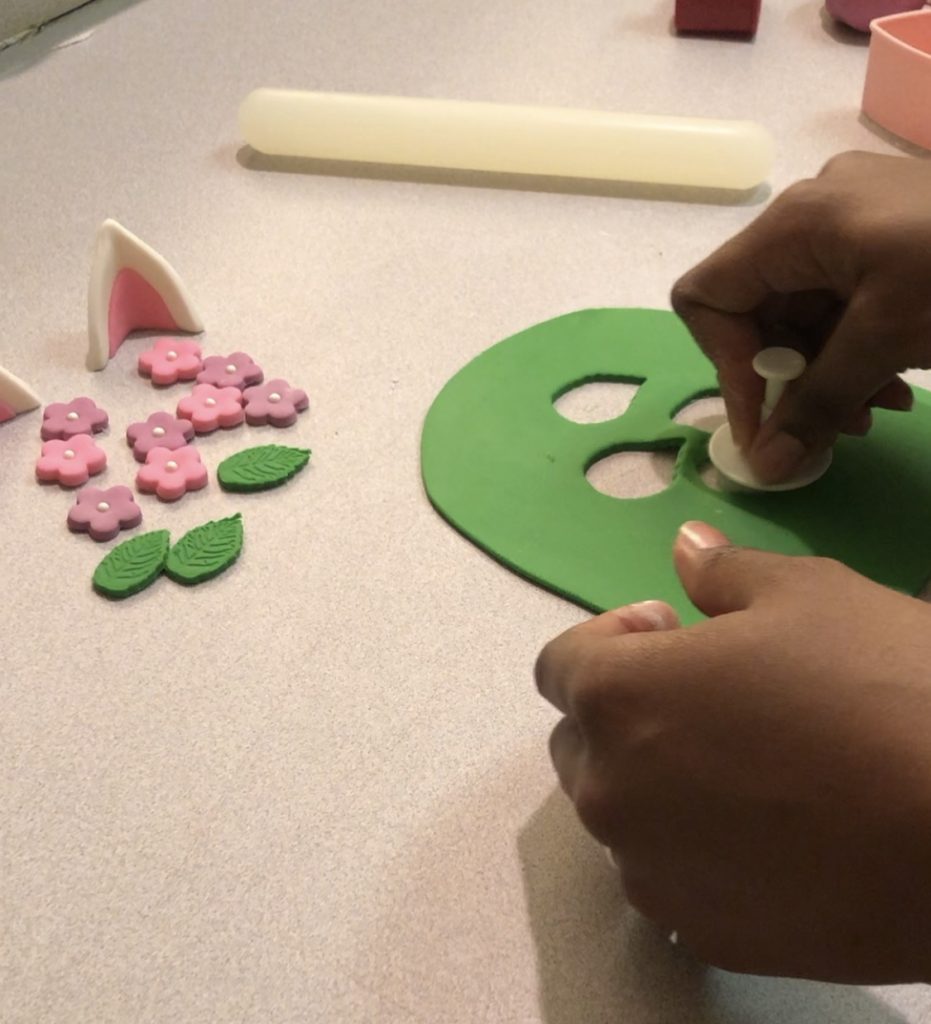 how to cut out fondant leaves.