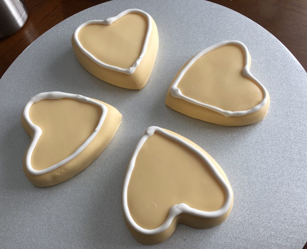 outlining a sugar cookie with royal icing 